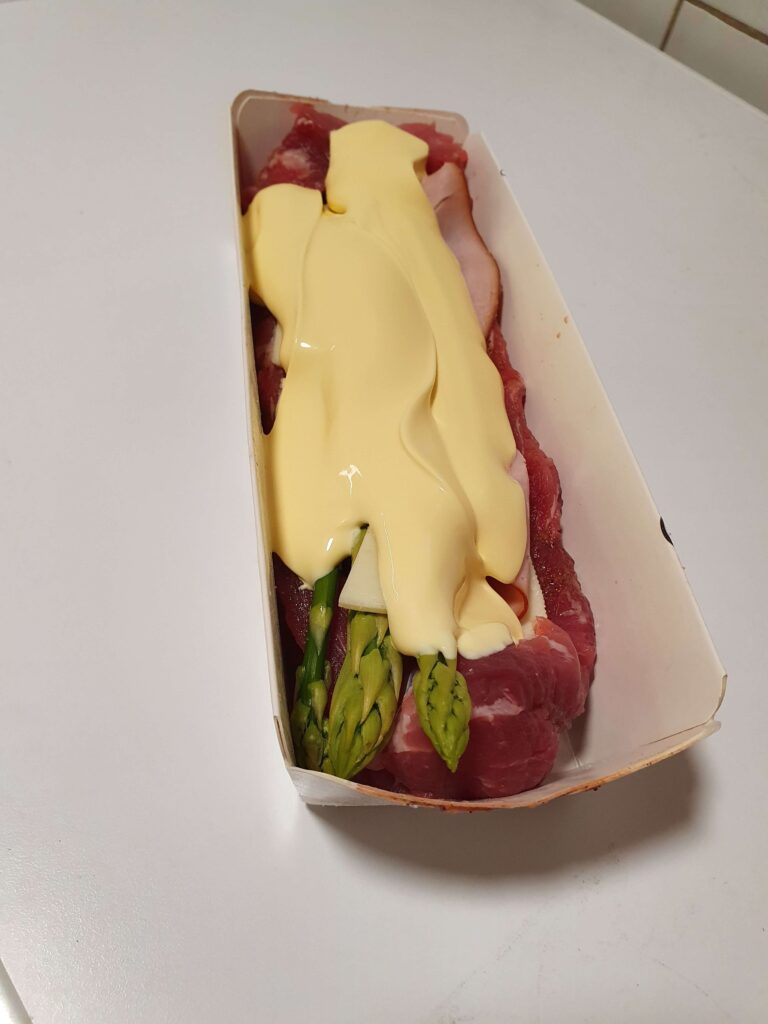 Rinderfilet mit grünem Spargel und Käse, grillfertig in der Schale