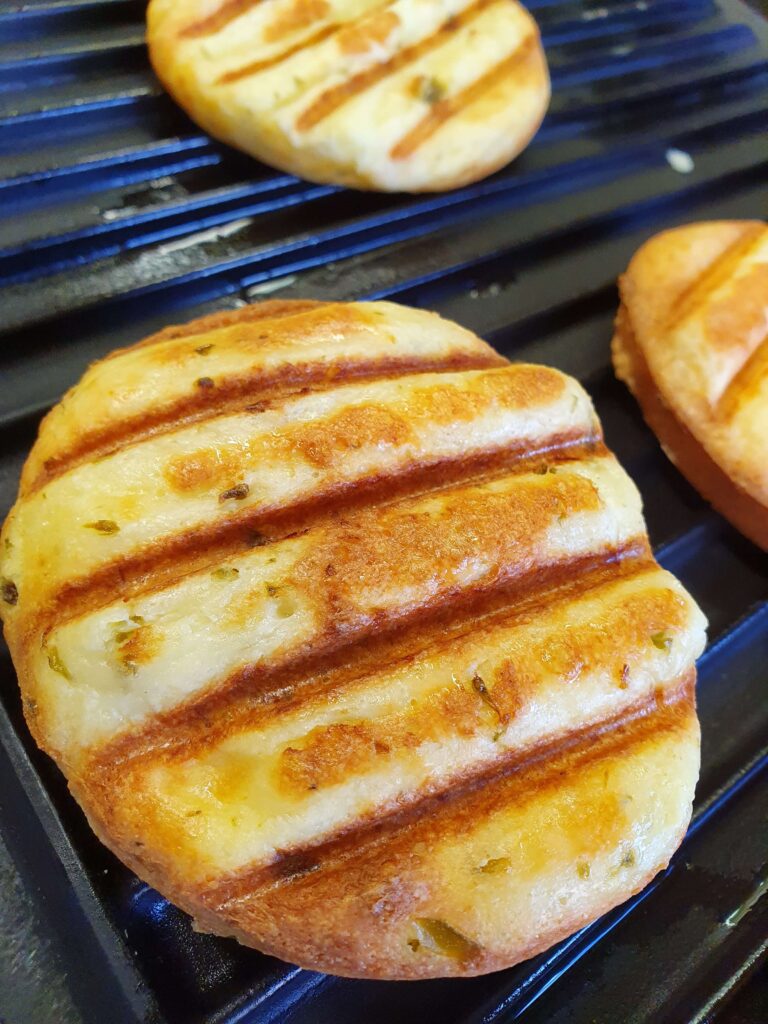 Gegrillter Kartoffelkäse