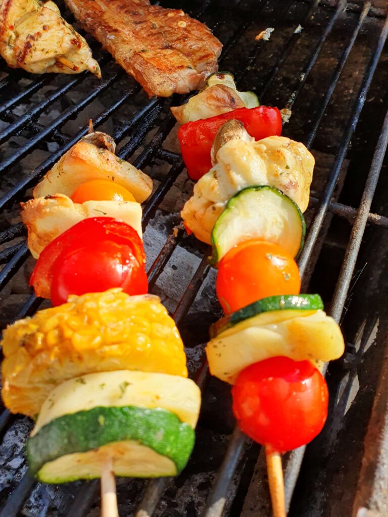 Gemüse-Grillspieße mit Zucchini, Paprika und Tomate