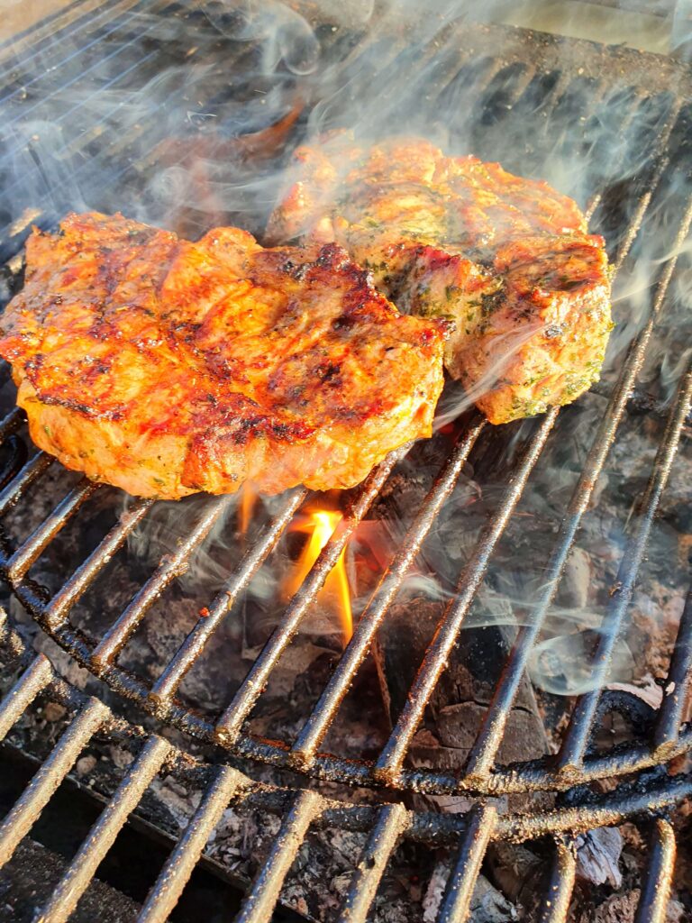Marinierte Nackensteaks auf dem Grill