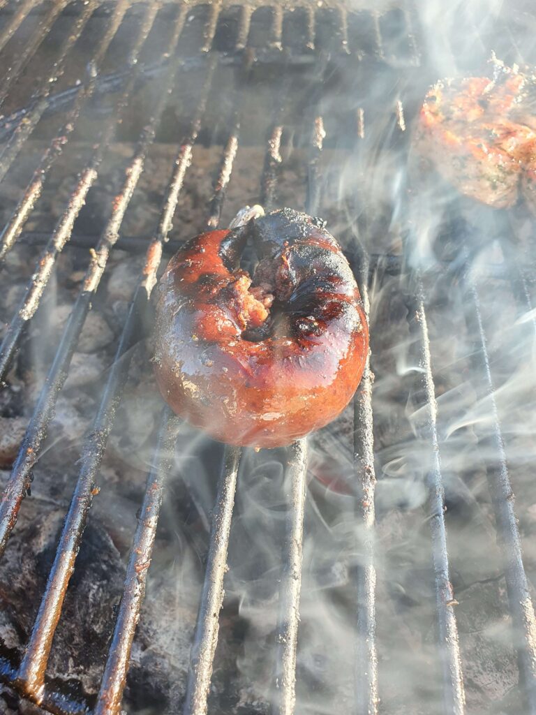 Gefüllte Tomate auf dem Grill