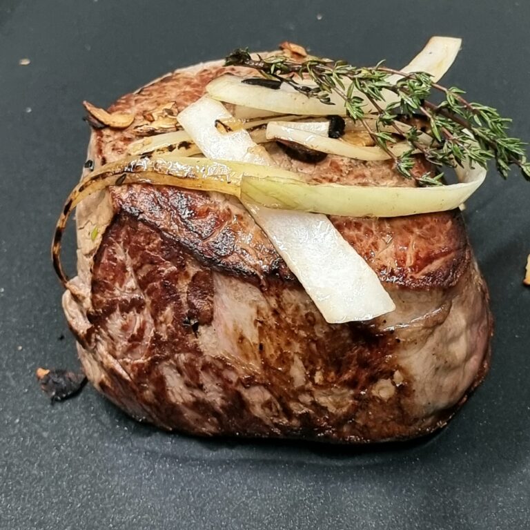 Gegrilltes Rindersteak mit Zwiebeln und Thymian