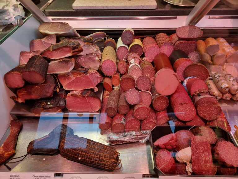 Theke mit Schinken, Wurst und Fleisch aus eigener Herstellung
