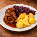 Hausgemachte Rinderrouladen in dunkler Sauce im Glas