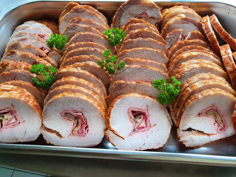 Gefüllter Rollbraten in Scheiben, garniert mit Petersilie