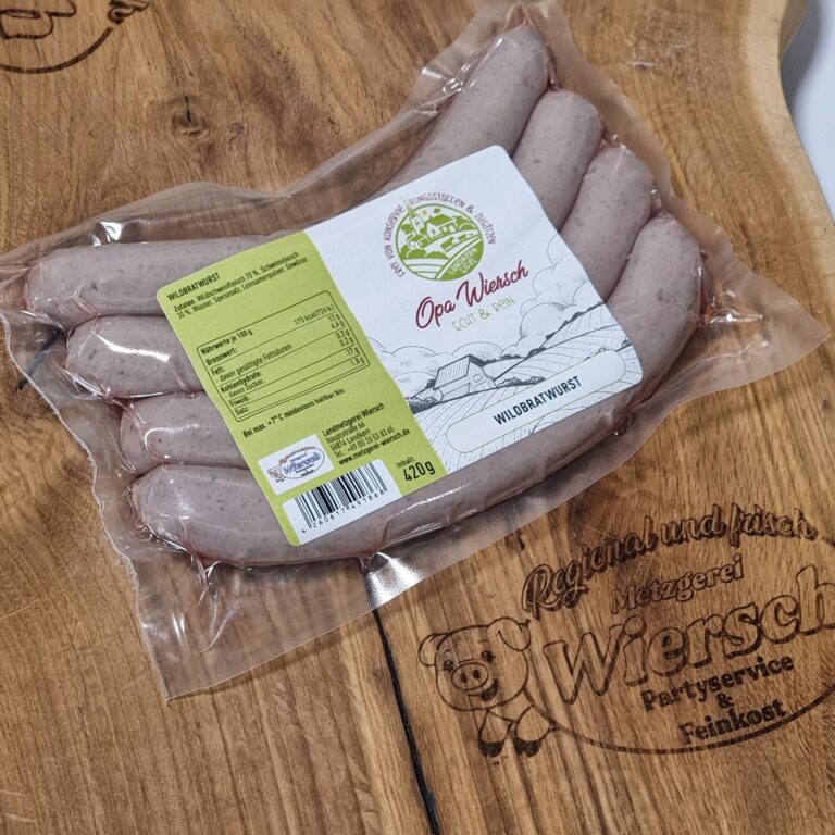 Opa-Wiersch-Bratwurst vakuumiert auf Holzbrett mit Wiersch-Logo